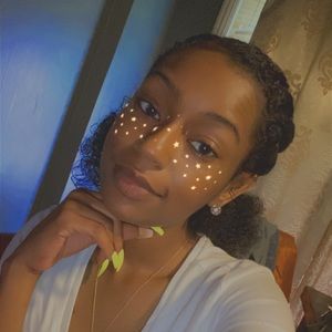 Meet your Posher, Caitlin